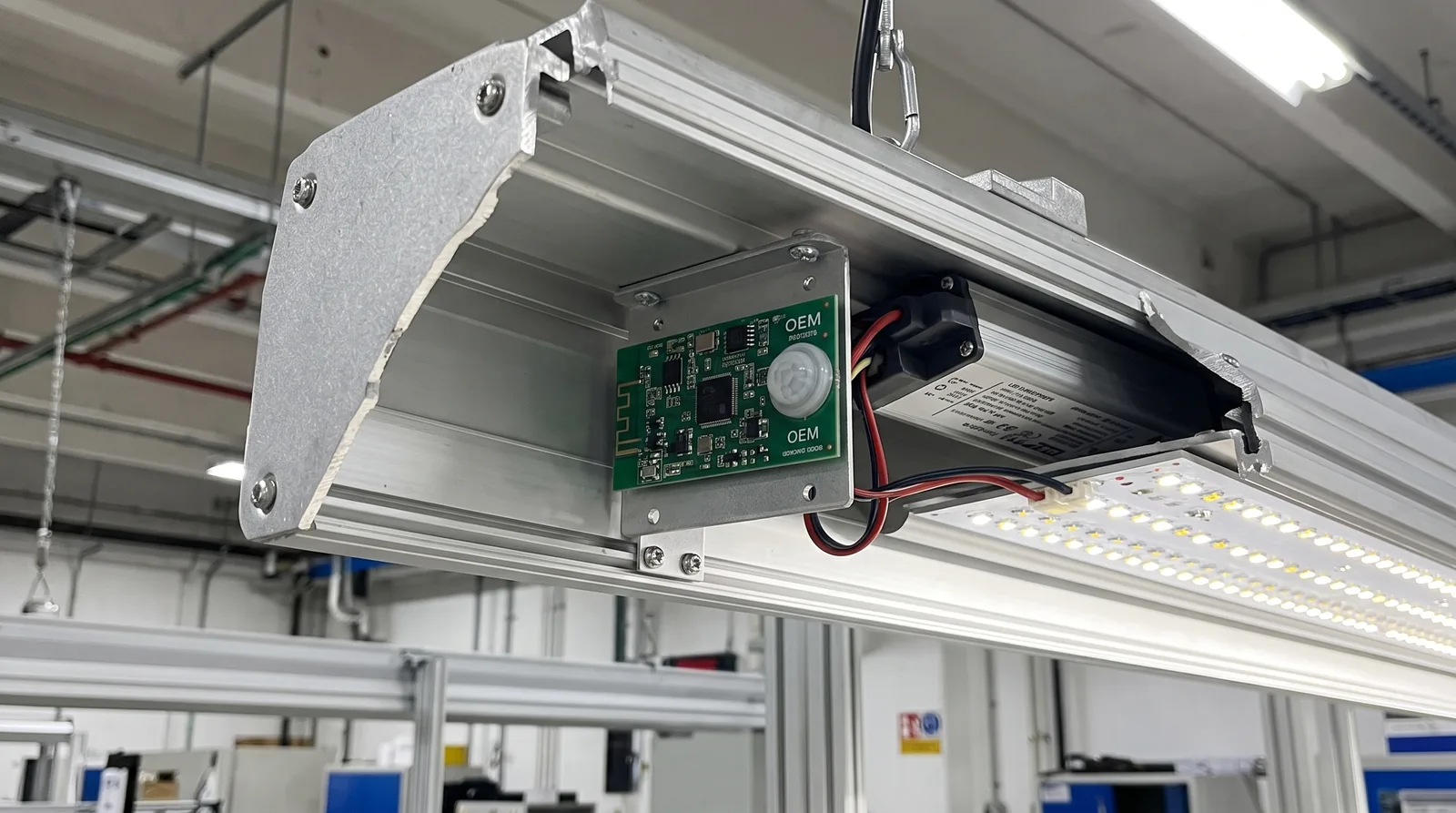 Compact OEM module integrated inside a luminaire housing